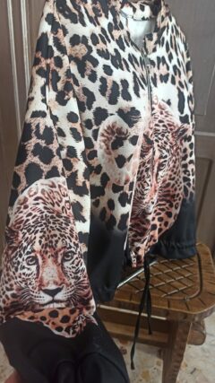 chaqueta leopardo negra